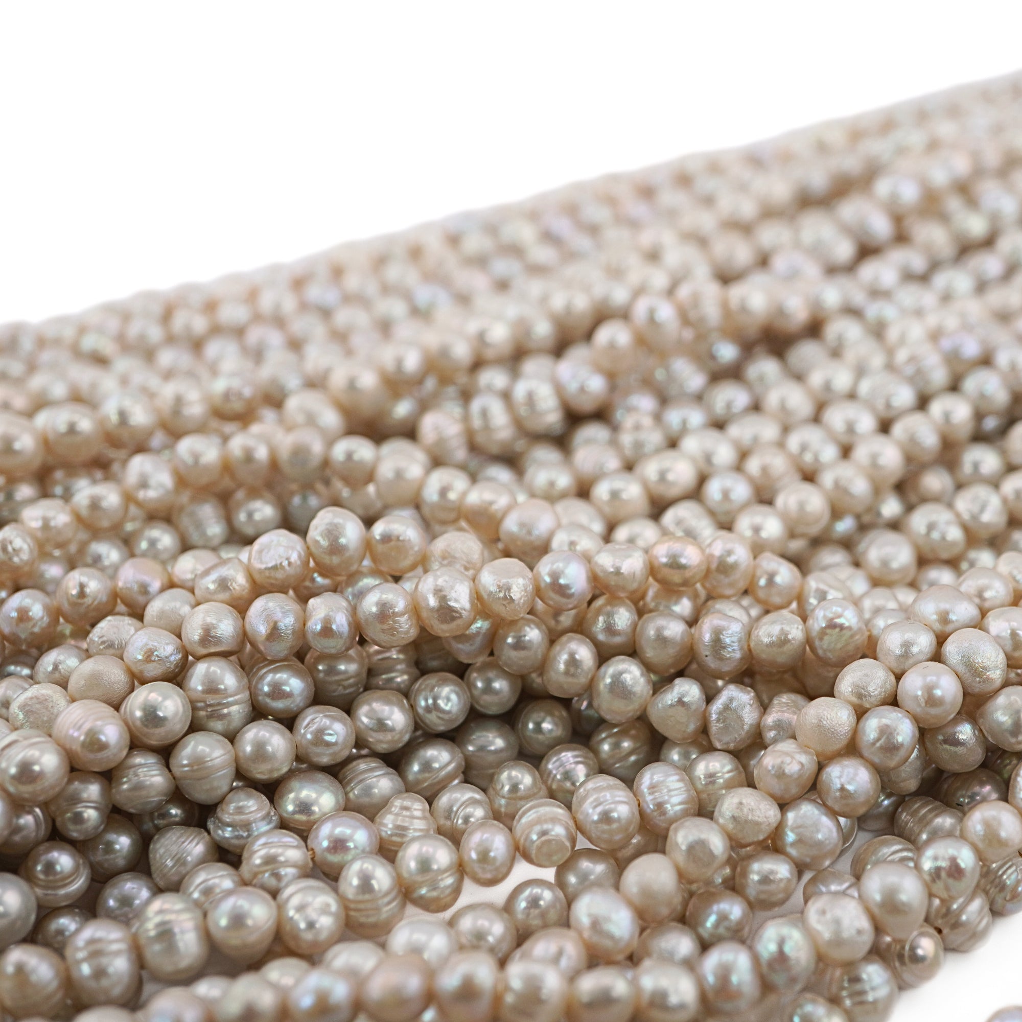 Freshwater pearl strand in gray

