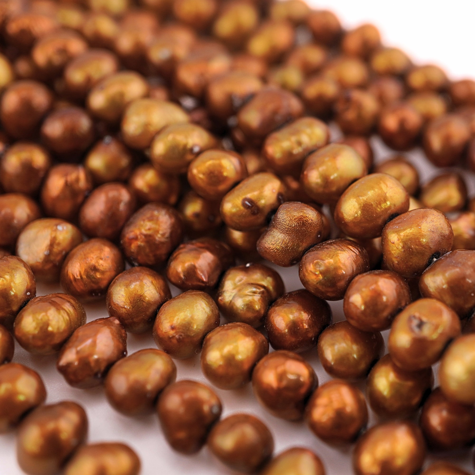 Potato pearls in metal gold finish

