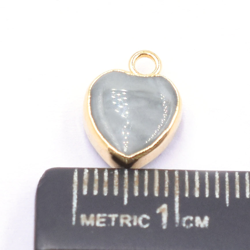 Elegant Cat's Eye heart pendant in a gold frame