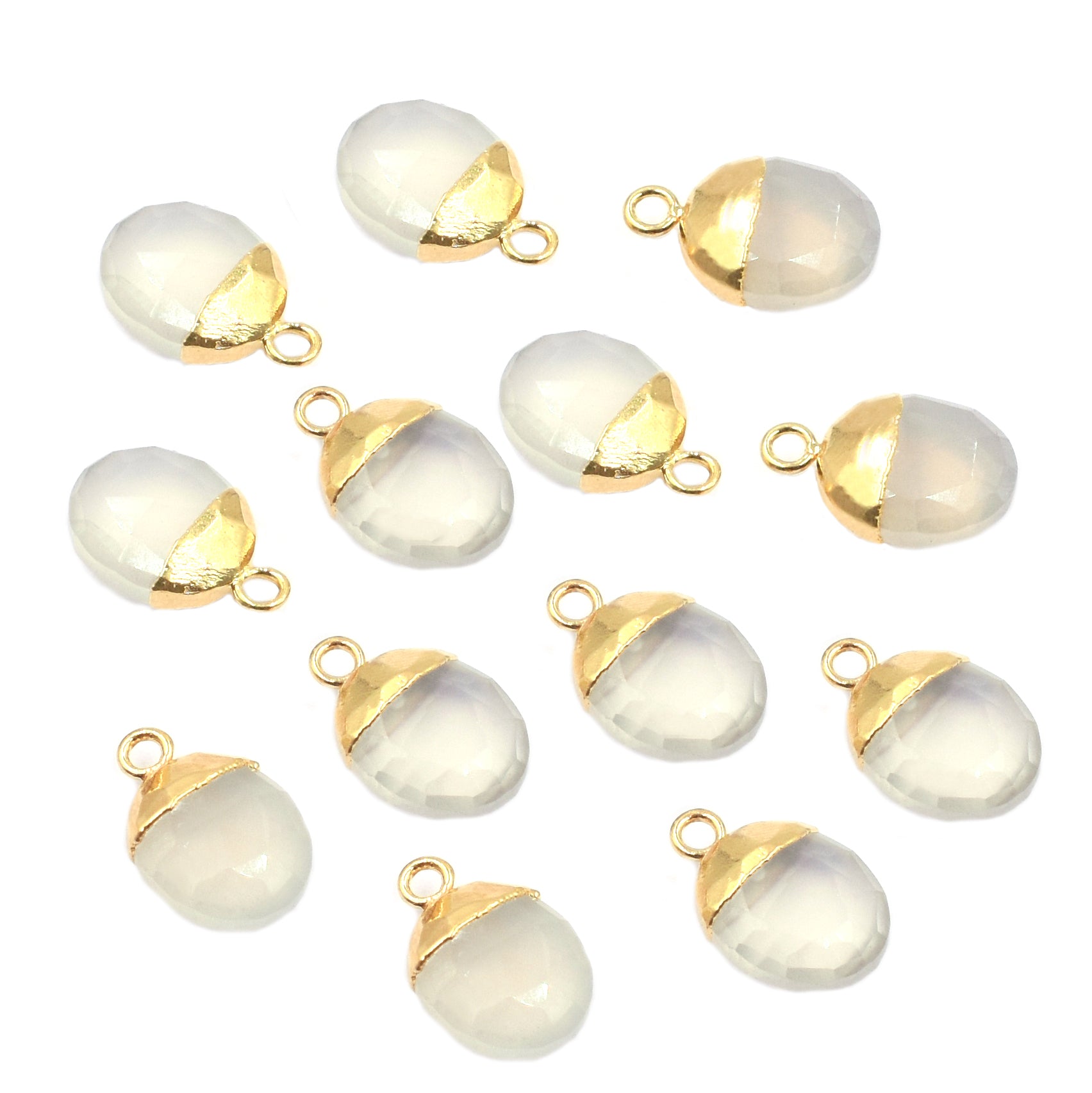 Sleek Chalcedony oval pendant in a gold frame